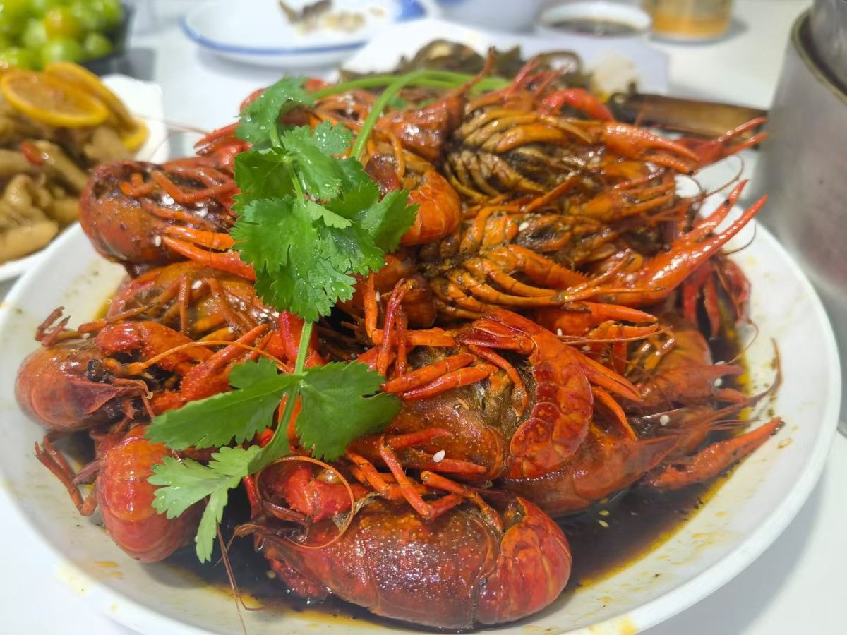 🦞昨天晚上跟朋友出去吃夜宵，点了一份小龙虾，简直绝了！ �