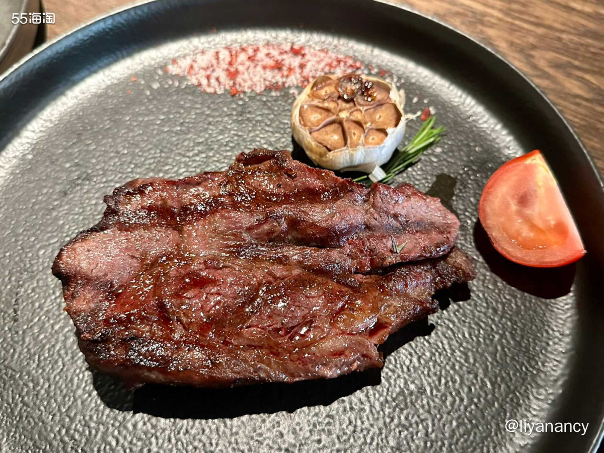 在俄罗斯吃的饿餐，选了一家牛排店，环境还是不错的，客单价也不