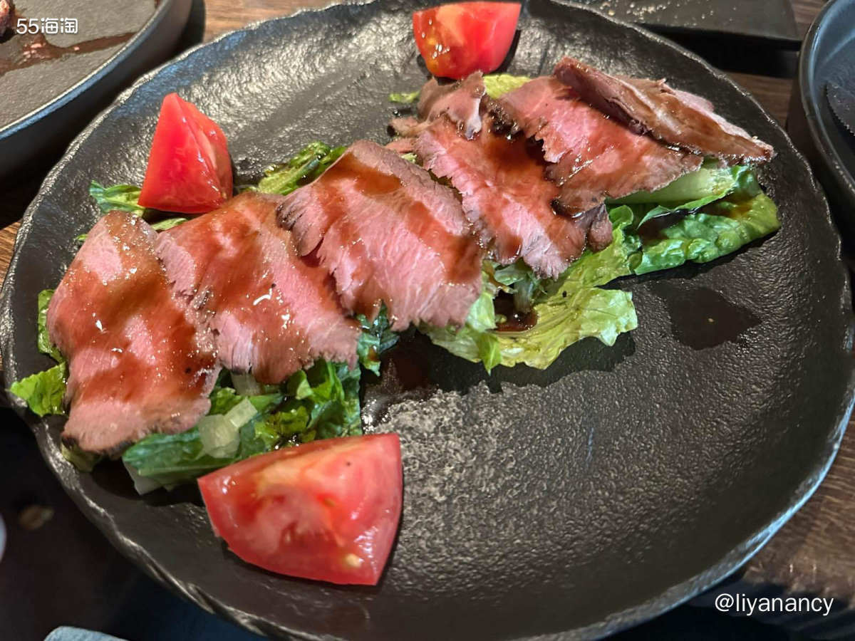 在俄罗斯吃的饿餐，选了一家牛排店，环境还是不错的，客单价也不