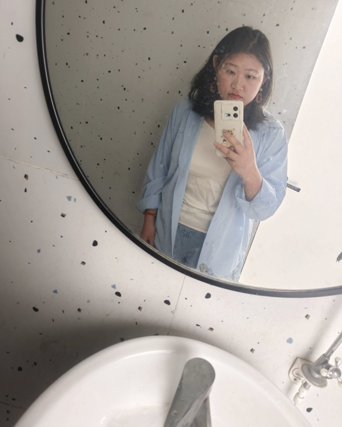 今天刚好又到了去穴位埋线的时间，这是我第六次去。 很后悔在五