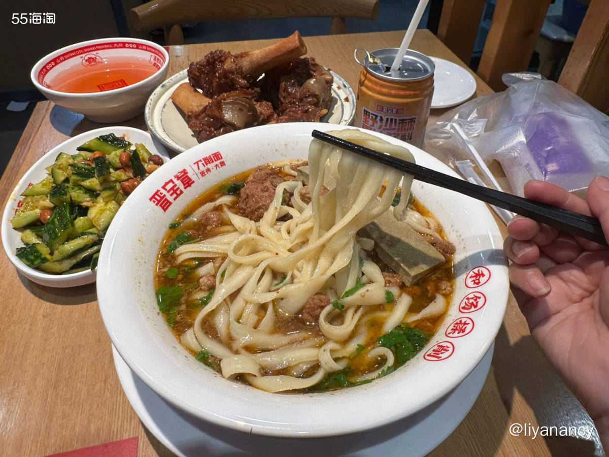 在北京也能吃到大同刀削面啦，刀削面面条就是很筋道，非常的好吃