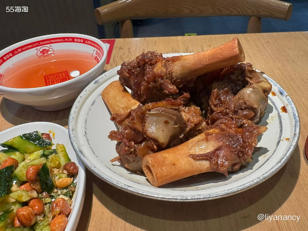 在北京也能吃到大同刀削面啦，刀削面面条就是很筋道，非常的好吃