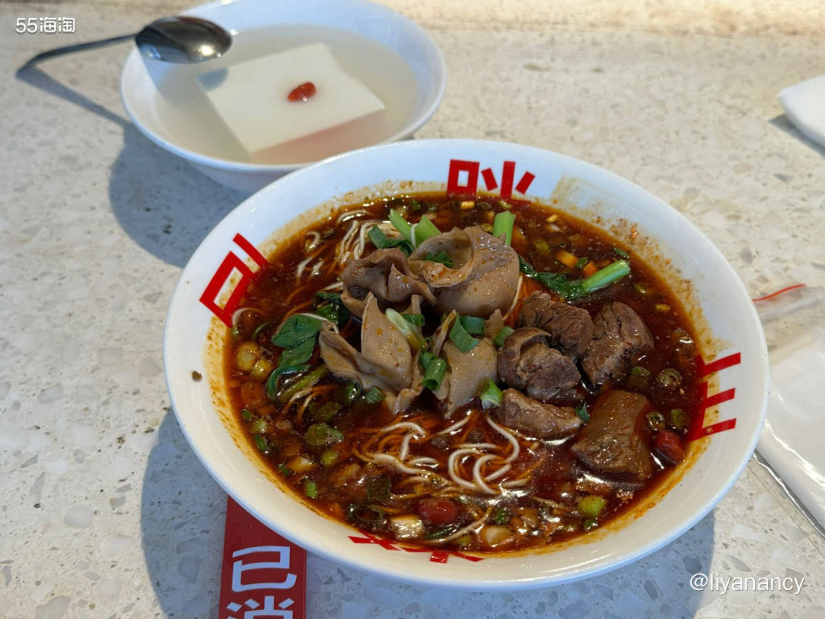 很喜欢的一家重庆面馆，虽然排队队伍还是很长！ 但是翻台很快，