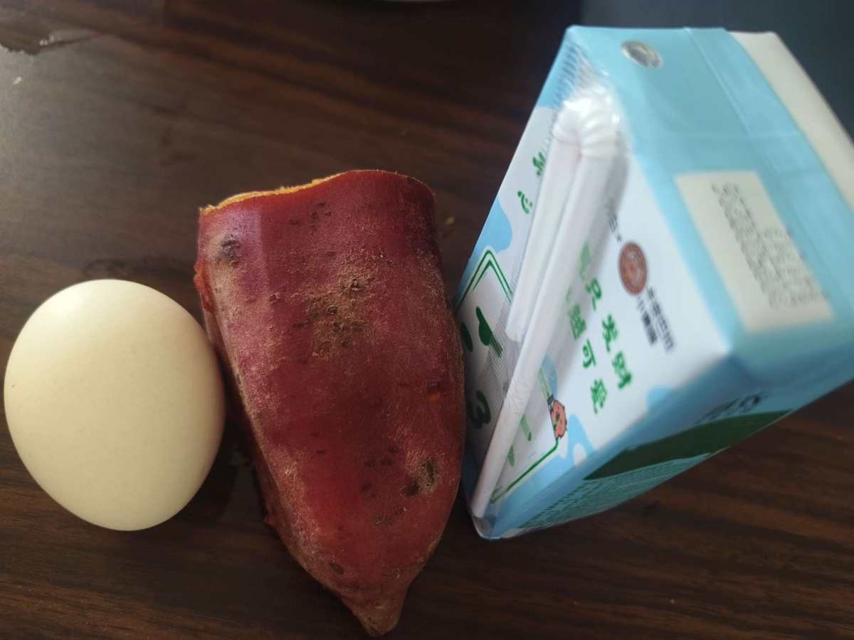 期间，可以适当补点维生素。  摄入量比平常人少，所以有些元素