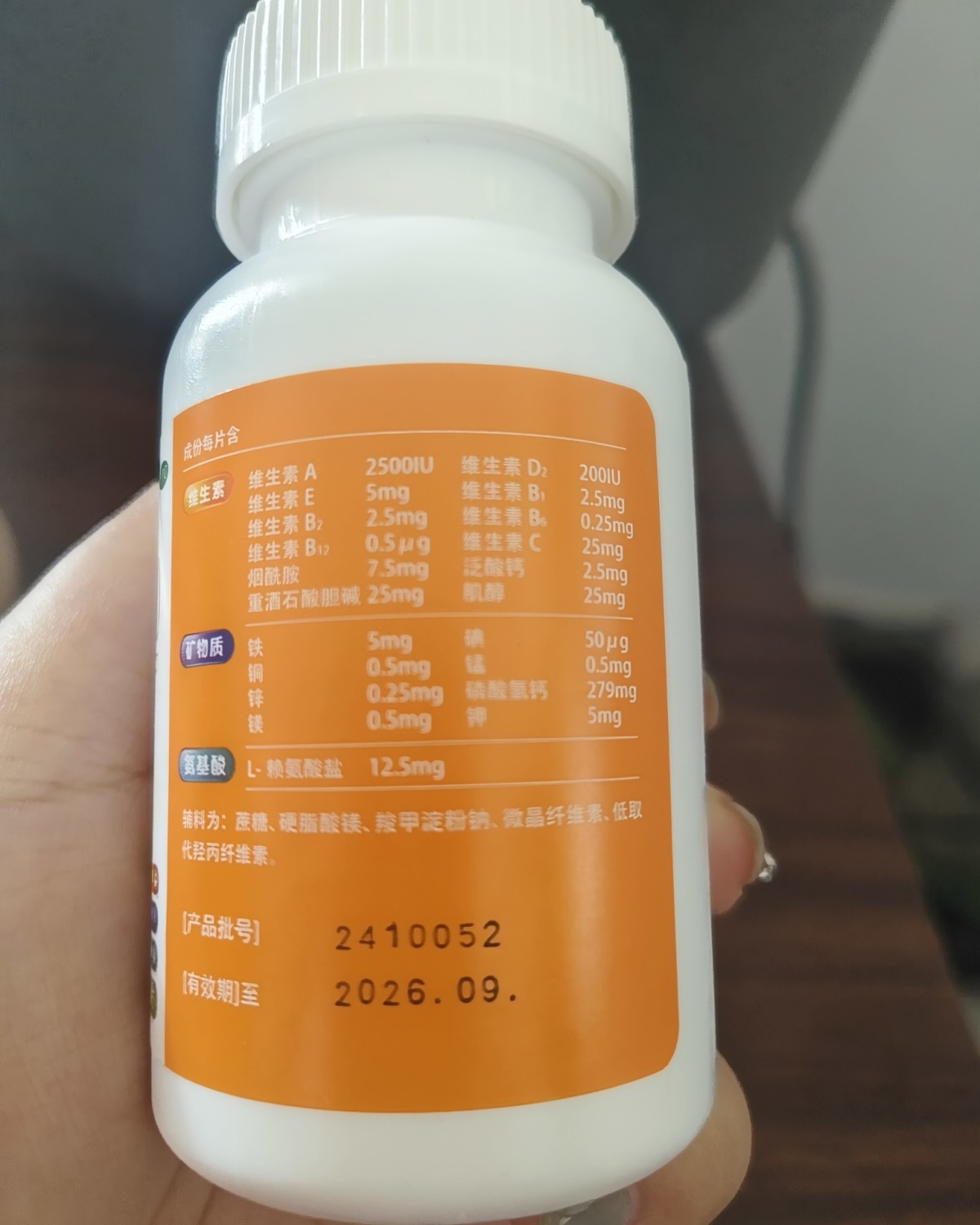 期间，可以适当补点维生素。  摄入量比平常人少，所以有些元素