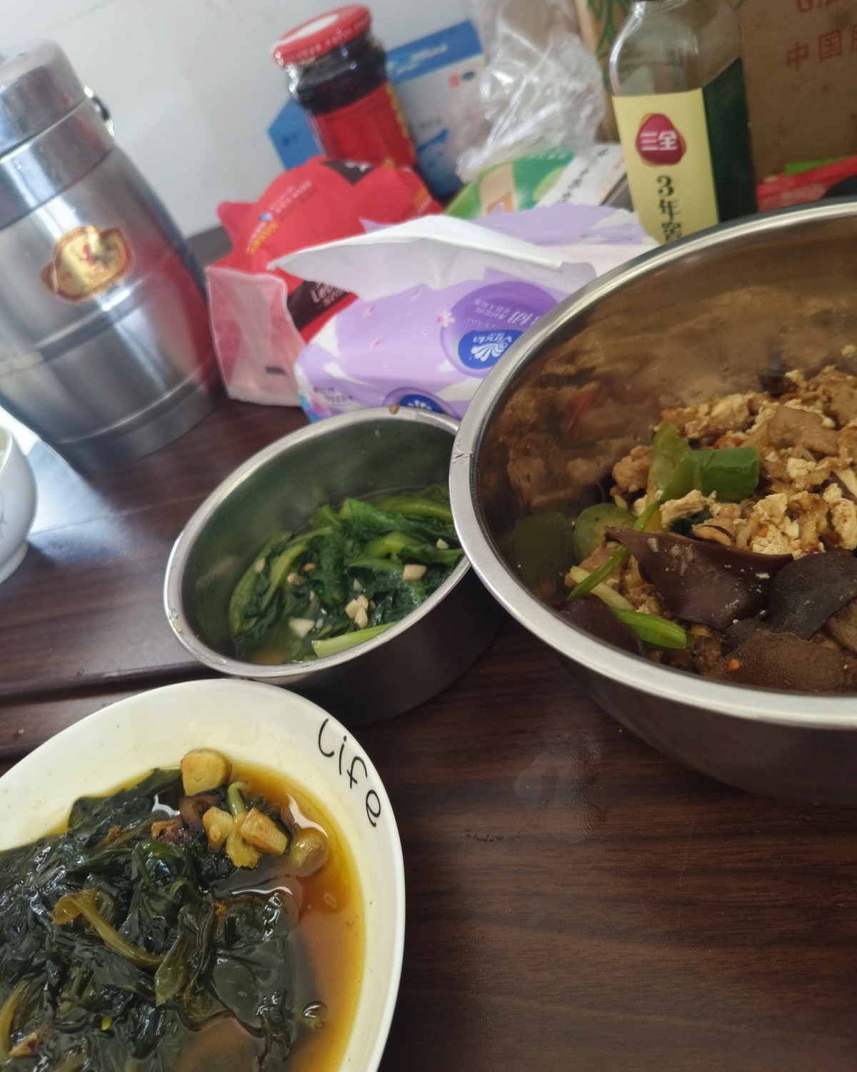 期间，可以适当补点维生素。  摄入量比平常人少，所以有些元素