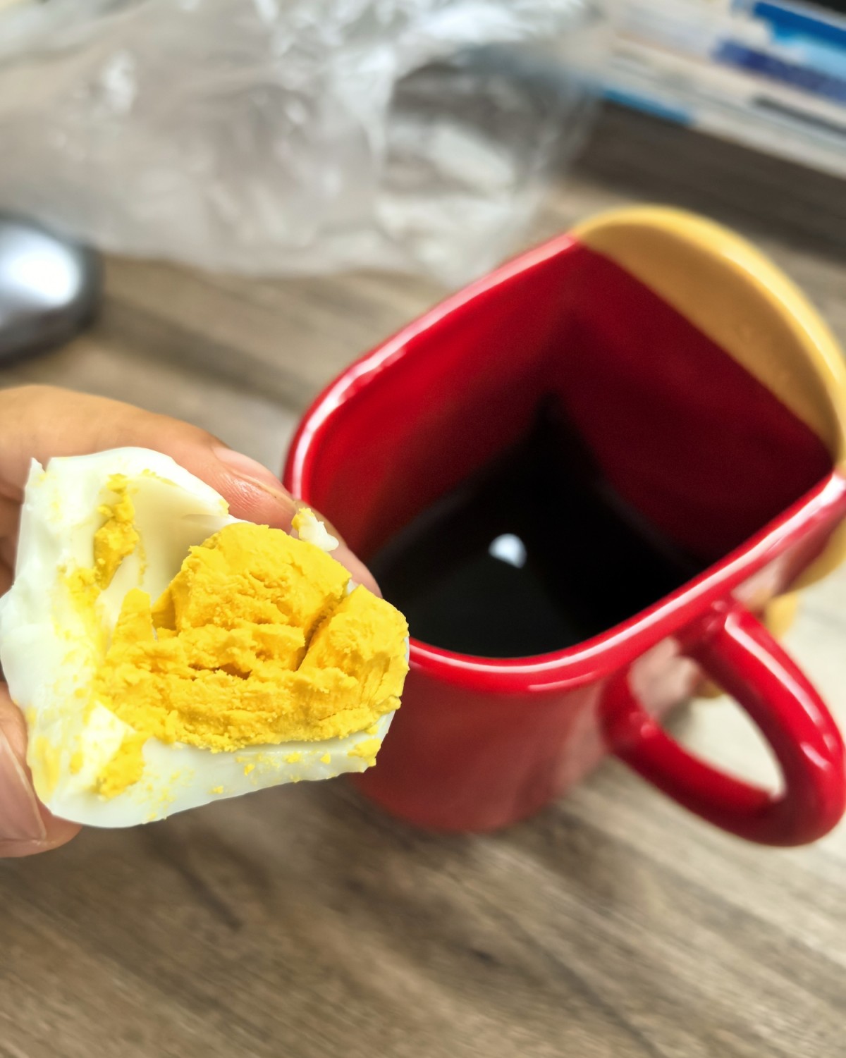 体重比前一晚依旧掉了0.2。 早餐一个鸡蛋一杯黑咖啡。 午餐