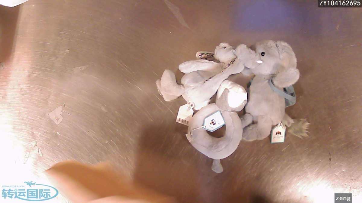 这一箱是被分箱了。 里面只有一个钻戒，一只兔子小号的。一直背