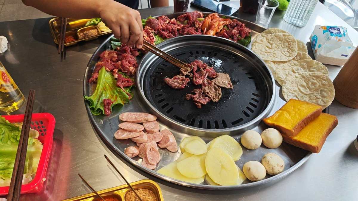 新尝试的一家烤肉店:三肥七**烤肉店。这是一点连锁的烤肉店，