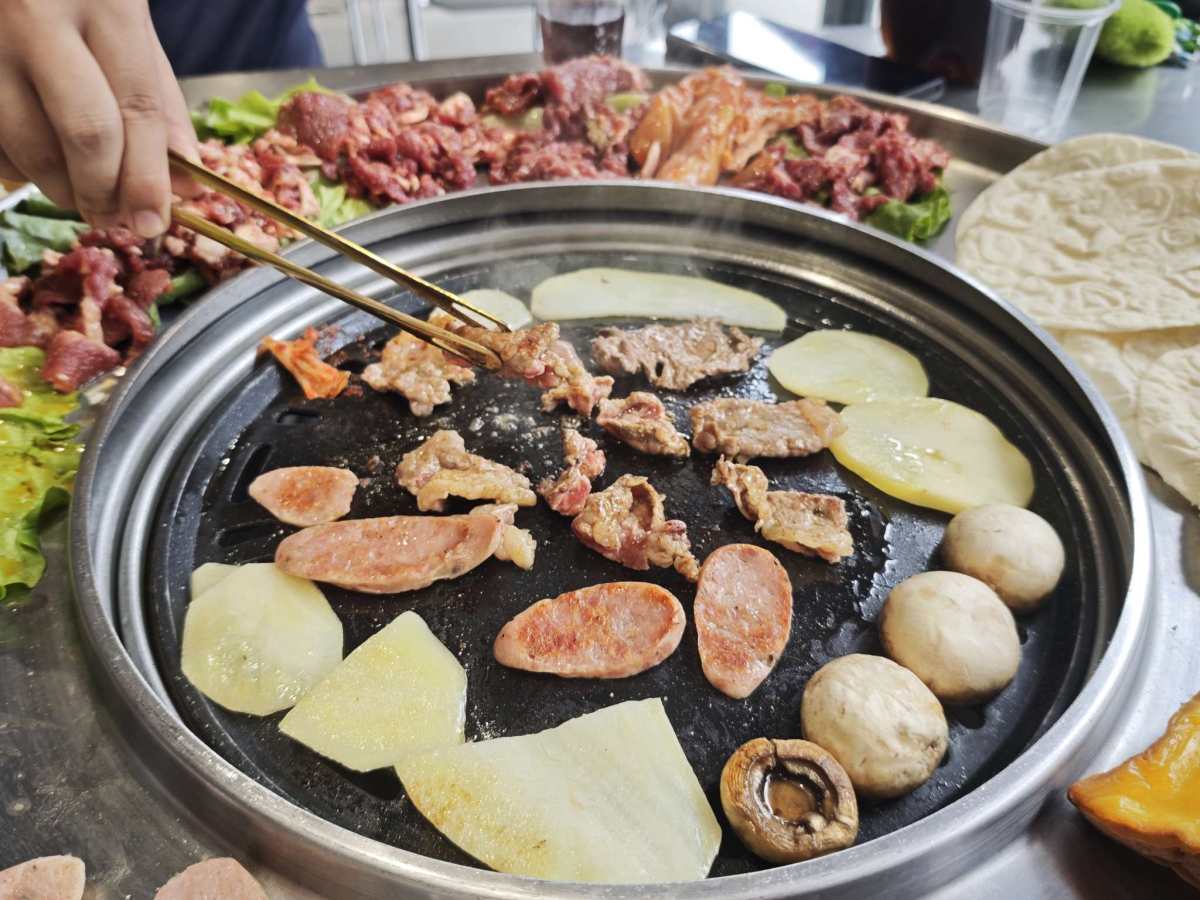 新尝试的一家烤肉店:三肥七**烤肉店。这是一点连锁的烤肉店，