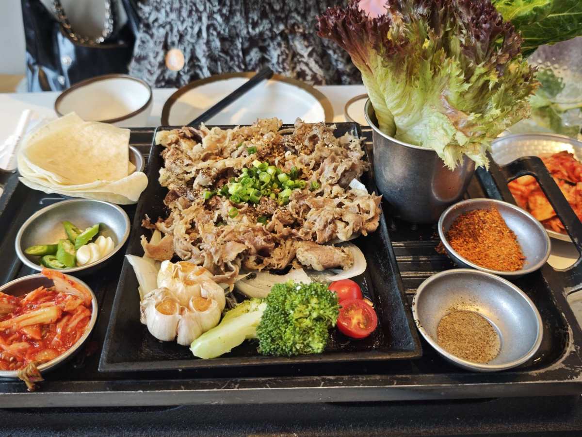 店名:朝鲜米酒屋。一直在吃的朝鲜烤肉不开了，然后就找个一家平