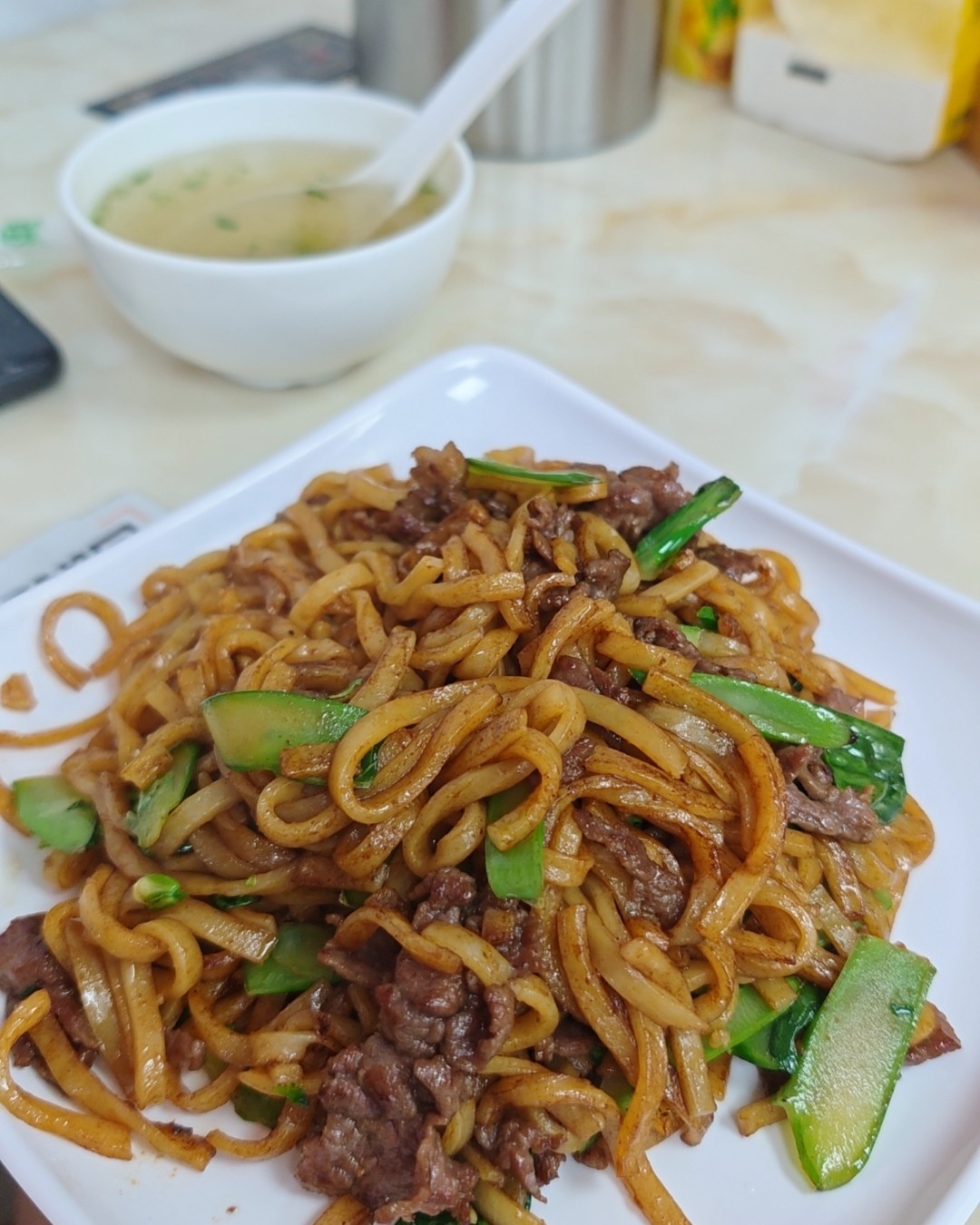 没想到，美食都是藏在美食街里面。而且美食都挺好吃的，牛肉粿条
