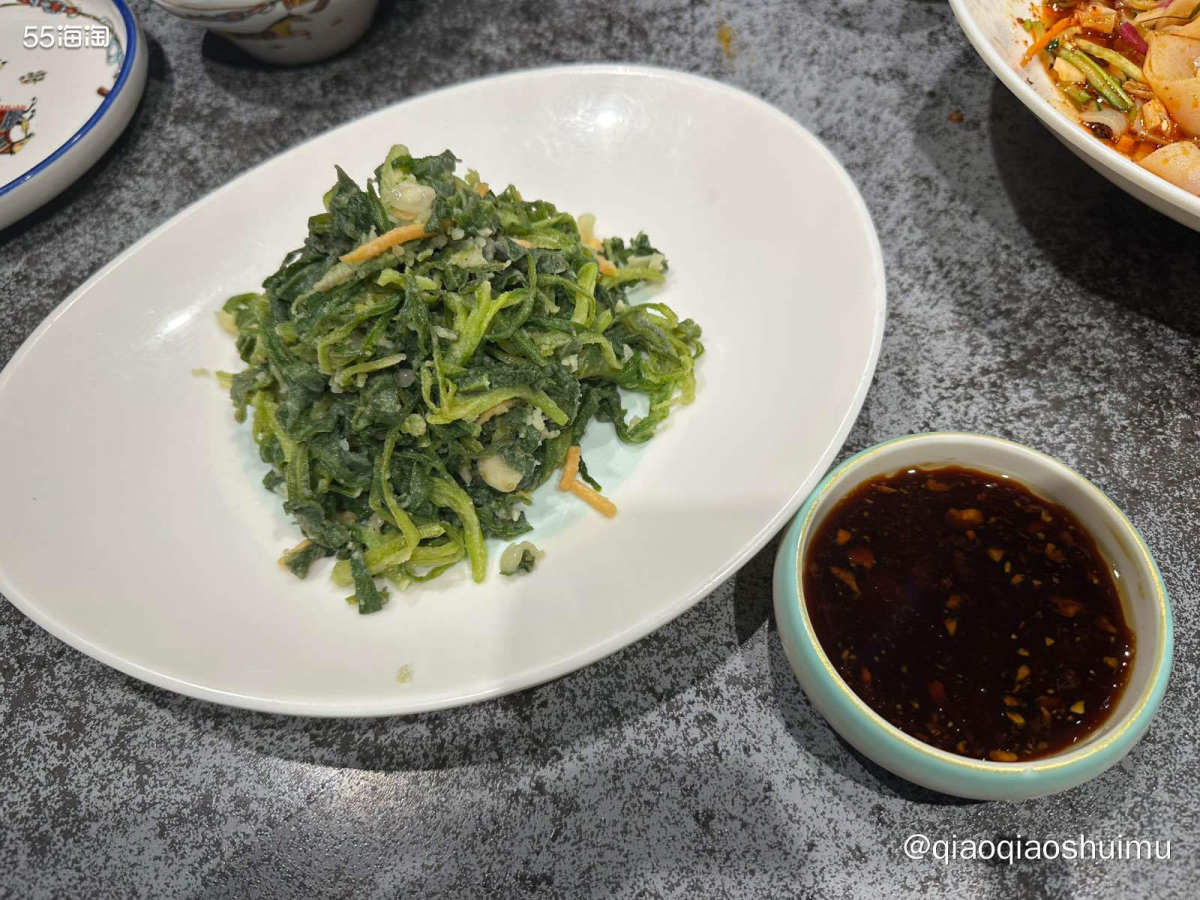 今天去吃了之前中的霸王餐，是一家蒙古餐厅。 套餐里有一份四斤