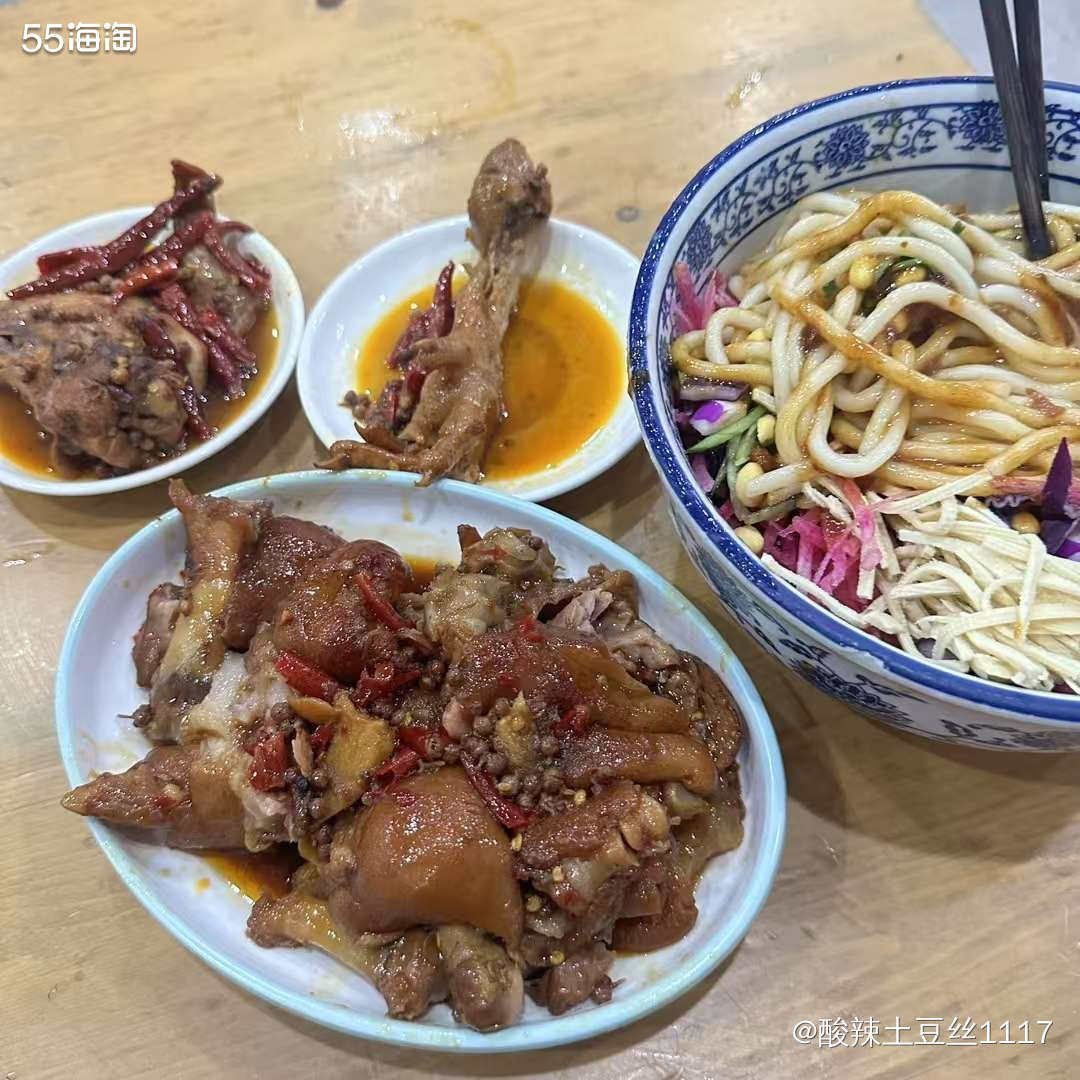 夏天真的是凉面的天下 去的小餐馆吃的，买的是鸡丝凉面，加点花