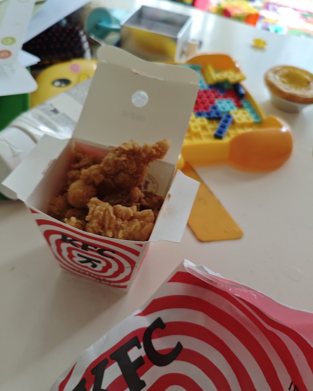 本来想周末带我女儿去吃烤肉的，可惜天公不作好，下雨了出去不了