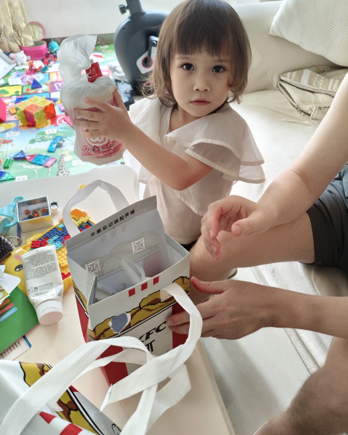本来想周末带我女儿去吃烤肉的，可惜天公不作好，下雨了出去不了
