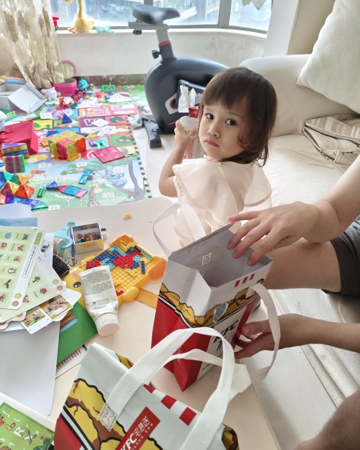 本来想周末带我女儿去吃烤肉的，可惜天公不作好，下雨了出去不了