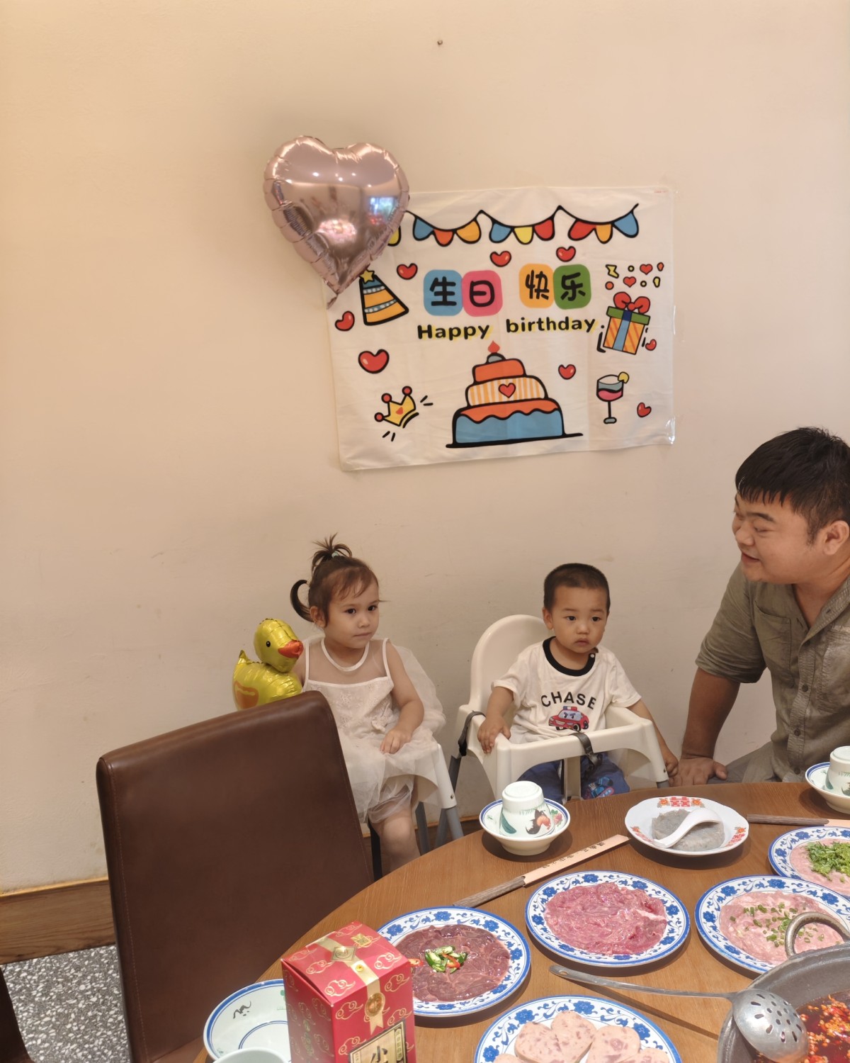 今天是我女儿的3岁生日，没有让她去上学，家人也来了，一起开心