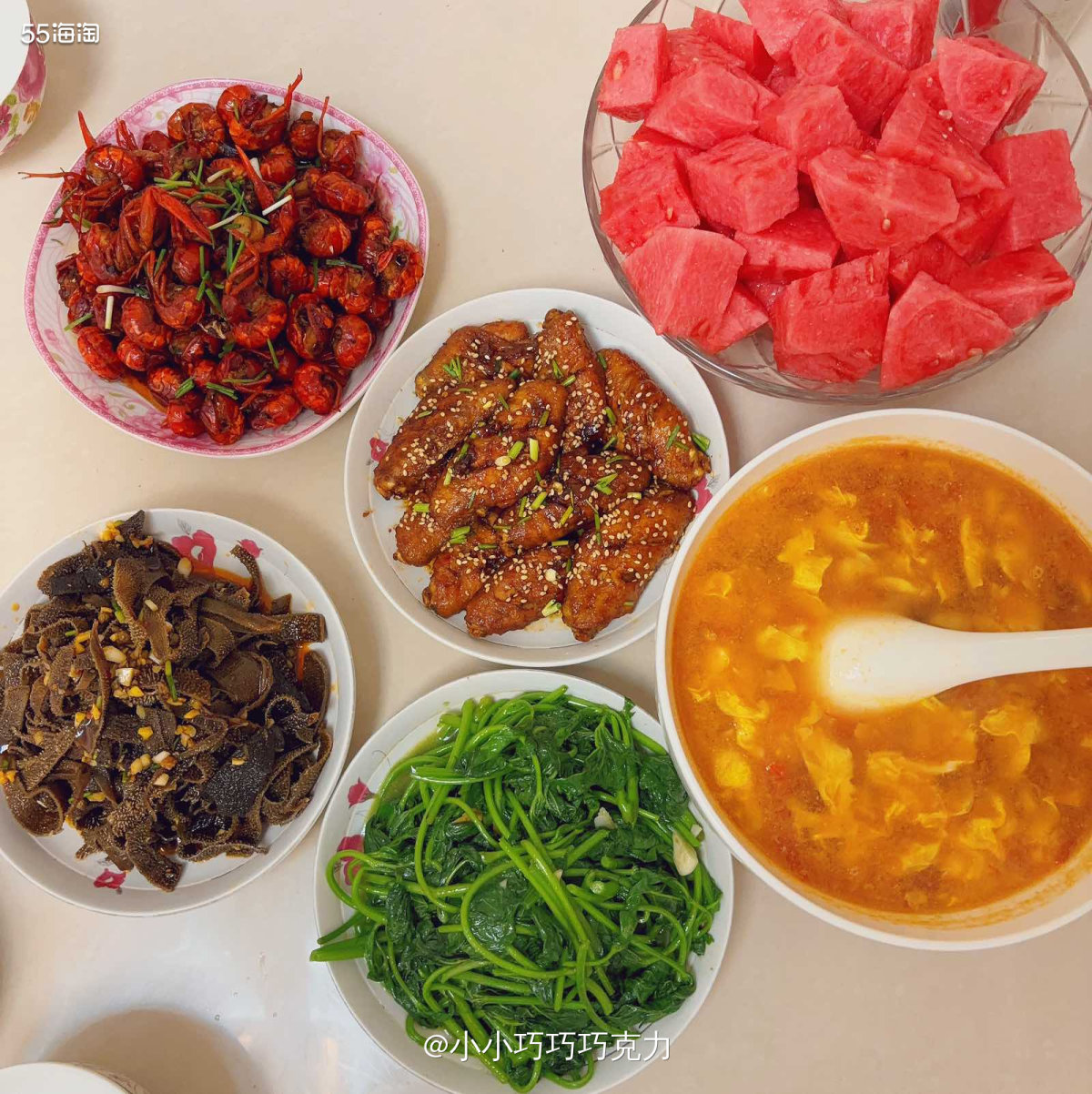 妈妈简直是大厨啊，太会做饭了，每次回家妈妈都会做好吃的给我们