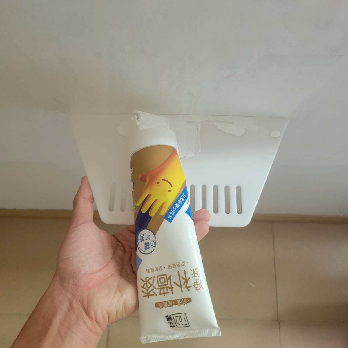 开始施工，之前房间里的天花板出现了漏水问题，不过很快补上了。
