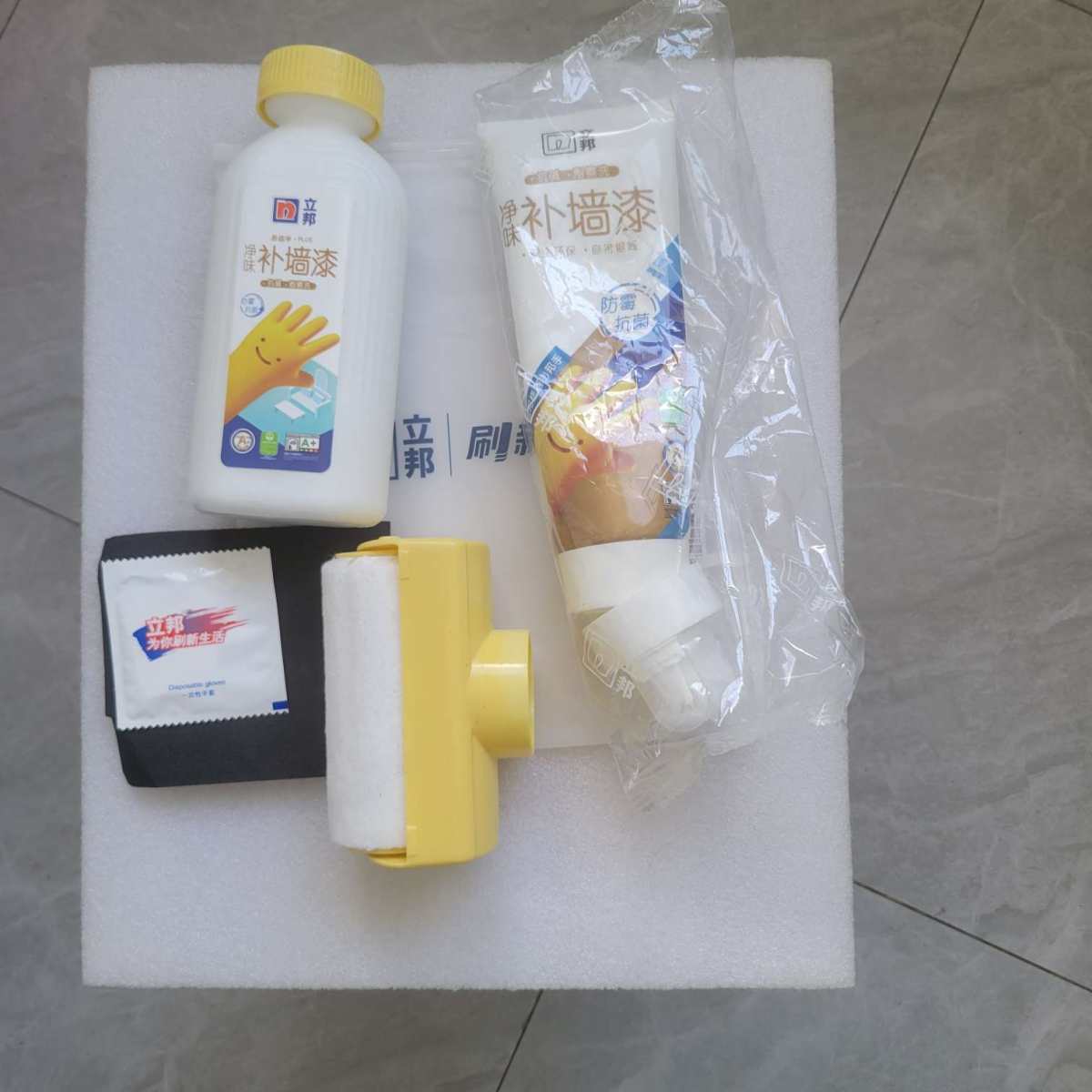 开始施工，之前房间里的天花板出现了漏水问题，不过很快补上了。