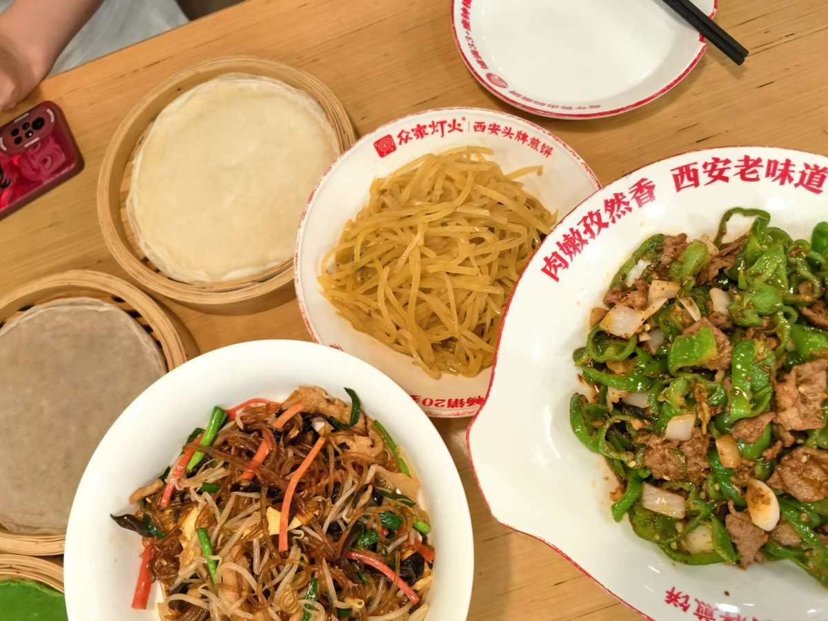 这顿饭吃的挺唏嘘的。是我在这家公司和同事吃的最后一顿午餐。 