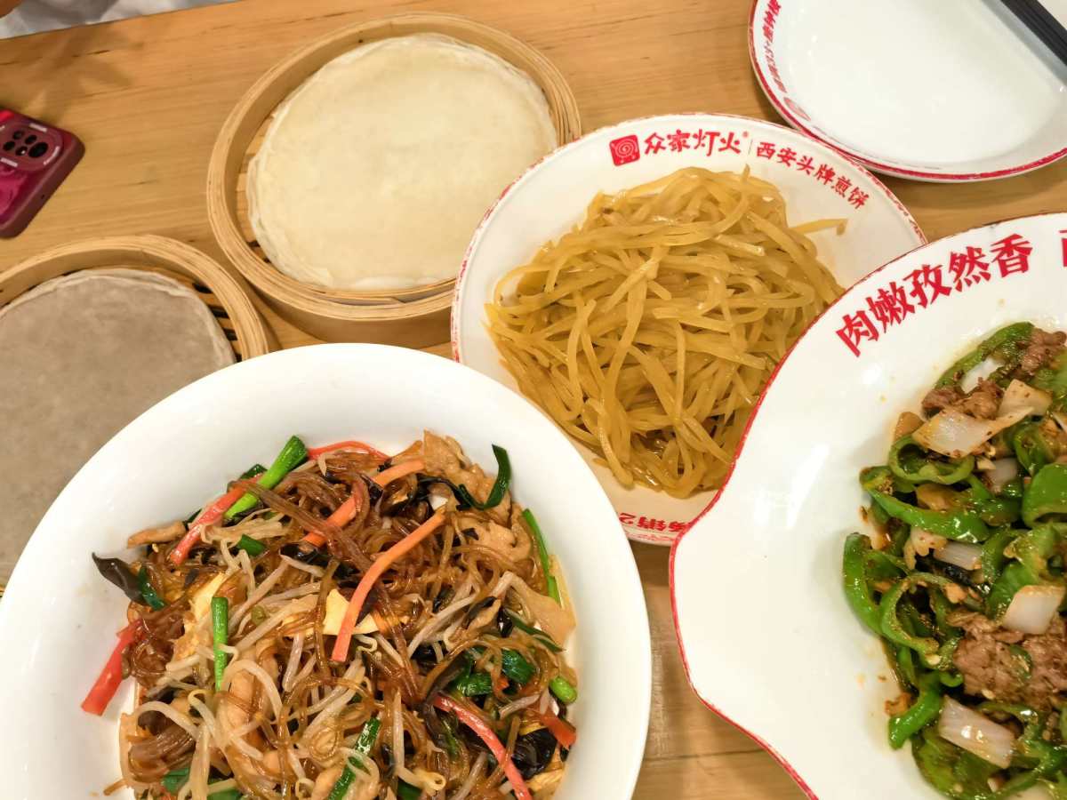 这顿饭吃的挺唏嘘的。是我在这家公司和同事吃的最后一顿午餐。 