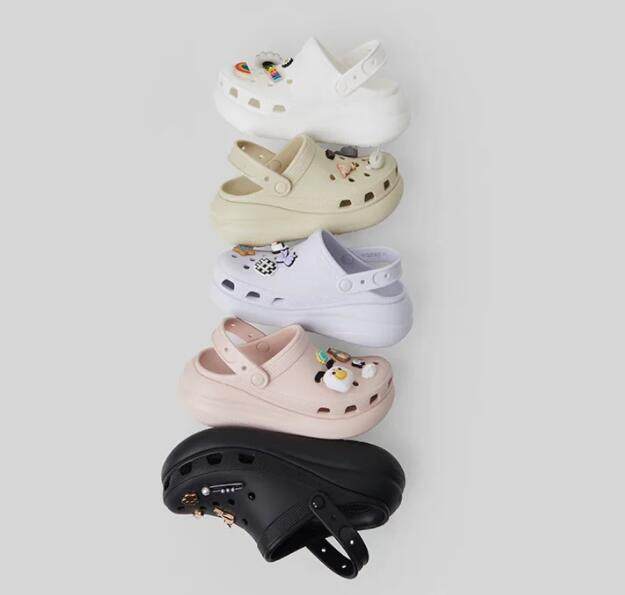 有姐妹买过Crocs洞洞鞋吗？最近相中了他家的泡芙款，比较增