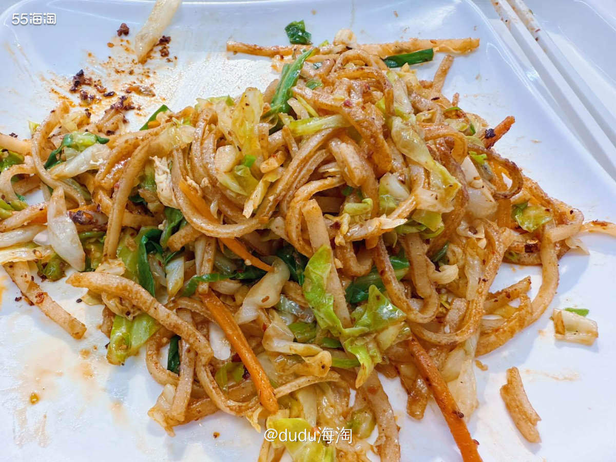 🌿这是昨天中午的午餐之炒饼丝，12RMB一份，真的太好吃啦