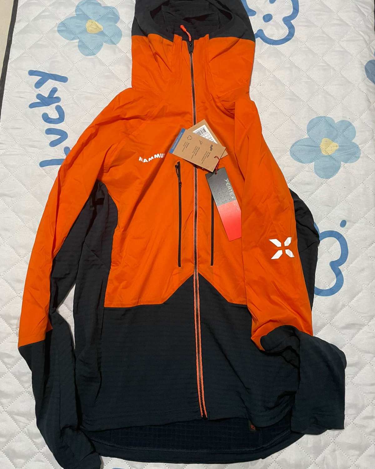 今天开箱的是来自猛犸象艾格极限系列的一件棉服/抓绒。衣服购自
