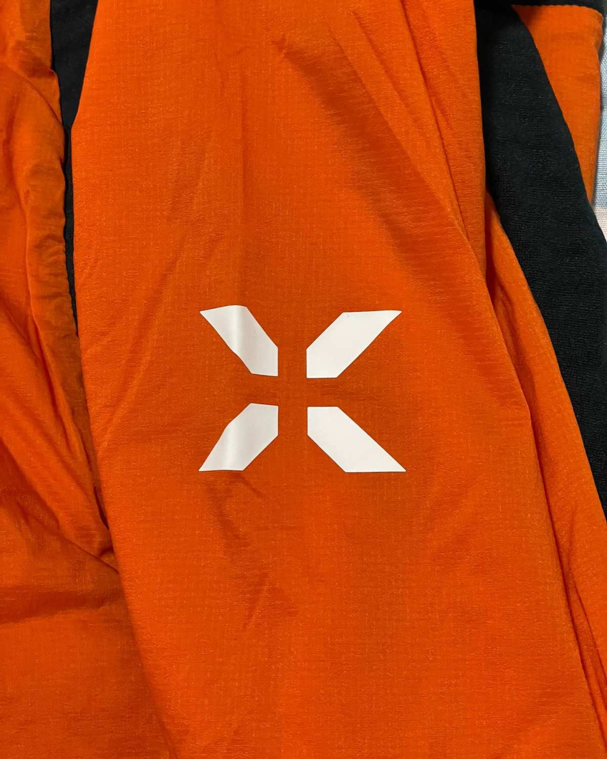 今天开箱的是来自猛犸象艾格极限系列的一件棉服/抓绒。衣服购自
