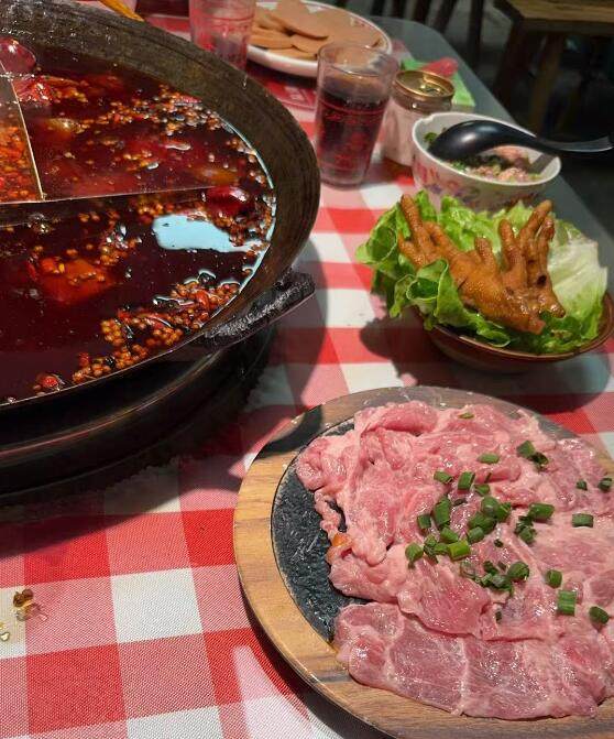 太久没吃火锅了，刚好闺蜜约饭，下班果断选择了火锅！选了最辣的