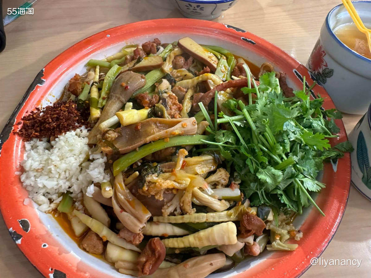 干饭人的爱，很美味的麻辣烫，有很多菜品可以自选，冷柜里很新鲜