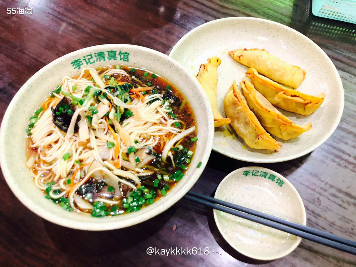 之前休息日带麻麻去了七家湾的牛肉锅贴，这家李记开很久了，老南
