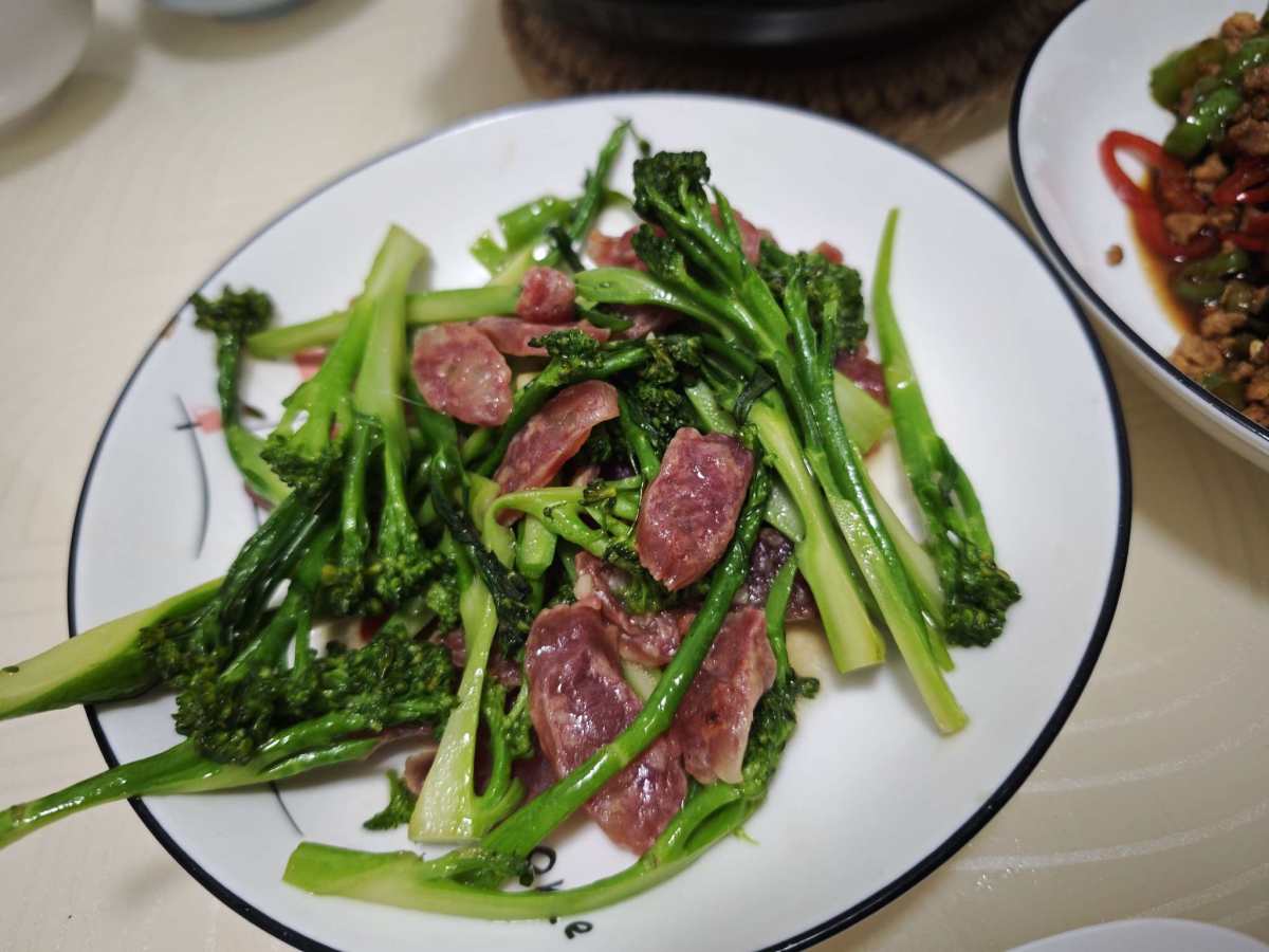 1.葱姜鸡腿肉窝2个荷包蛋: 鸡腿肉切块，简单炒一下，再放到