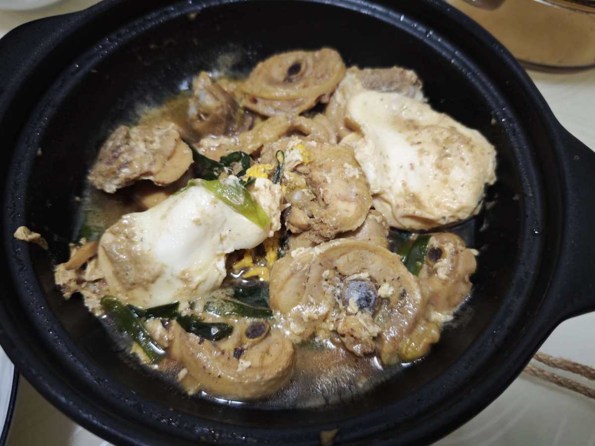 1.葱姜鸡腿肉窝2个荷包蛋: 鸡腿肉切块，简单炒一下，再放到