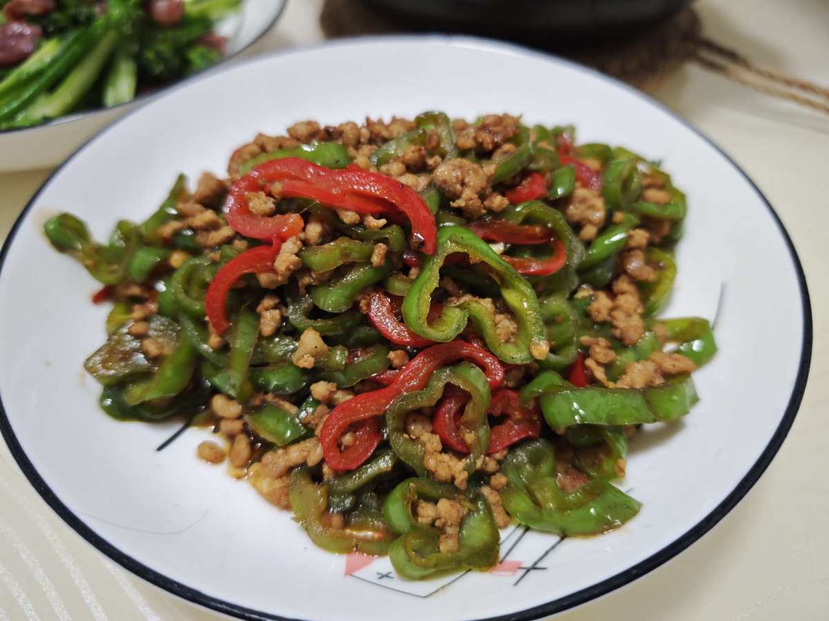 1.葱姜鸡腿肉窝2个荷包蛋: 鸡腿肉切块，简单炒一下，再放到