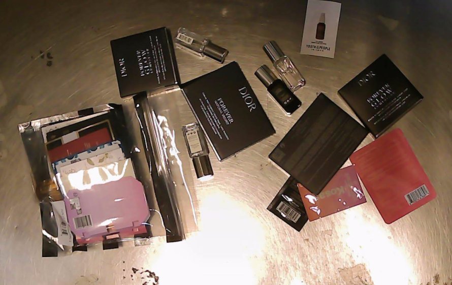 这箱是dior粉饼之类的东西 买啥不重要，重点是他家赠品有点