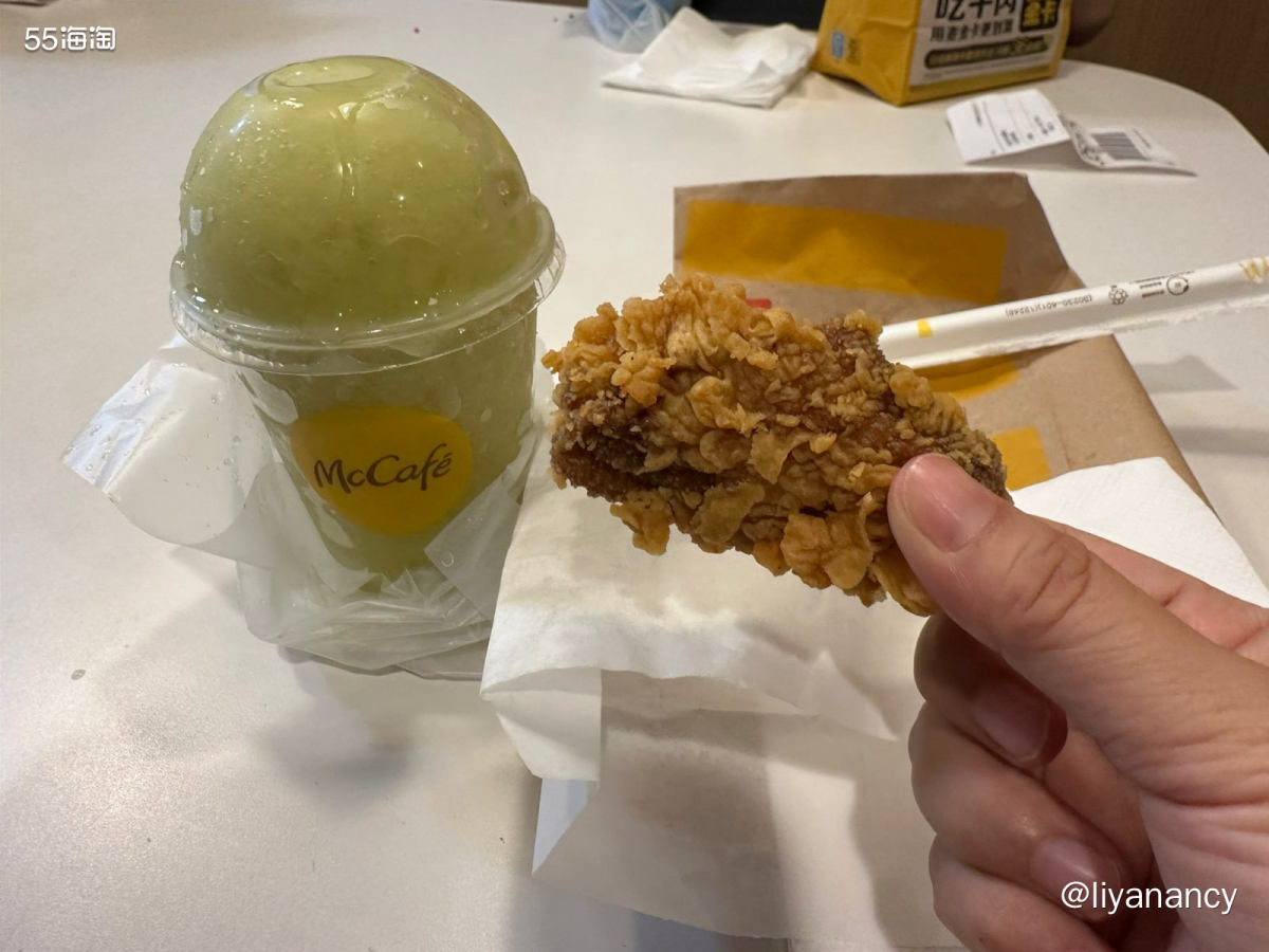公司附近的临街小店，分楼上楼下两层，楼下还有靠窗位，棒呆。 