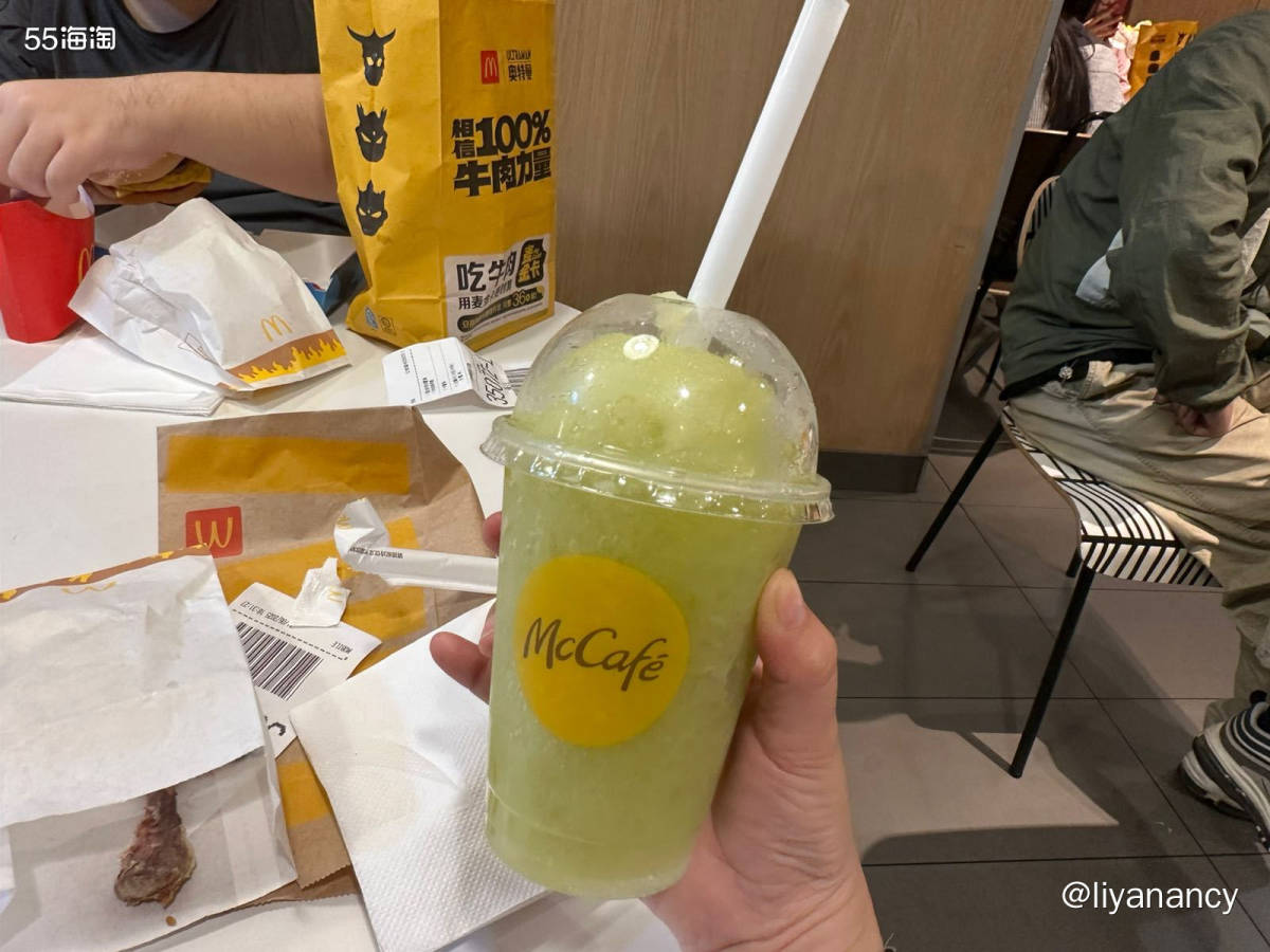 公司附近的临街小店，分楼上楼下两层，楼下还有靠窗位，棒呆。 