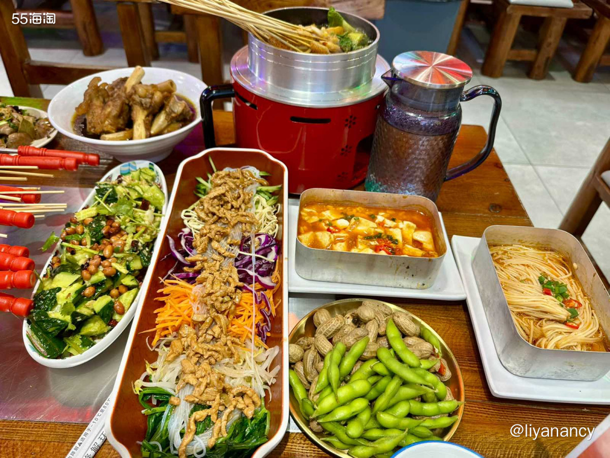 和朋友聚会约的烤串店，是非常全面的烧烤店，有烧烤，有毛肚还有