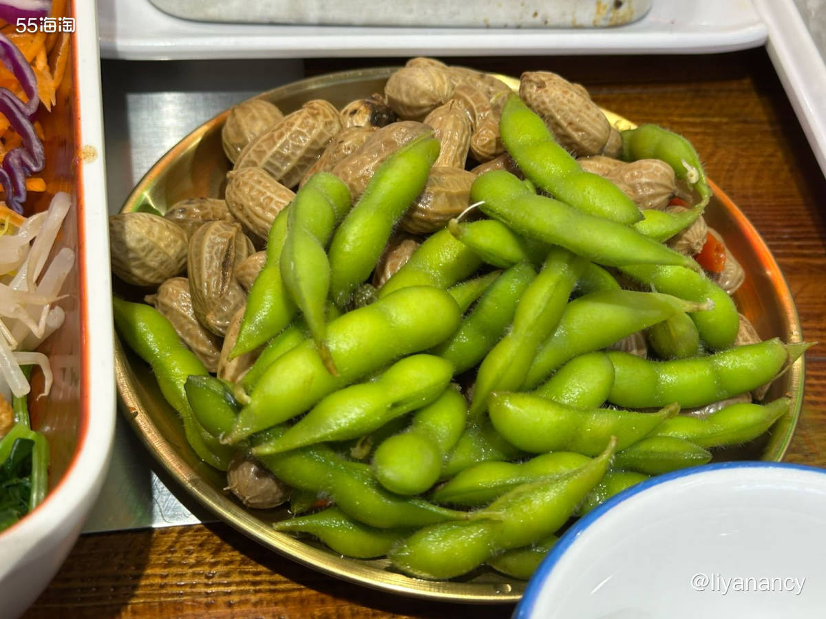 和朋友聚会约的烤串店，是非常全面的烧烤店，有烧烤，有毛肚还有