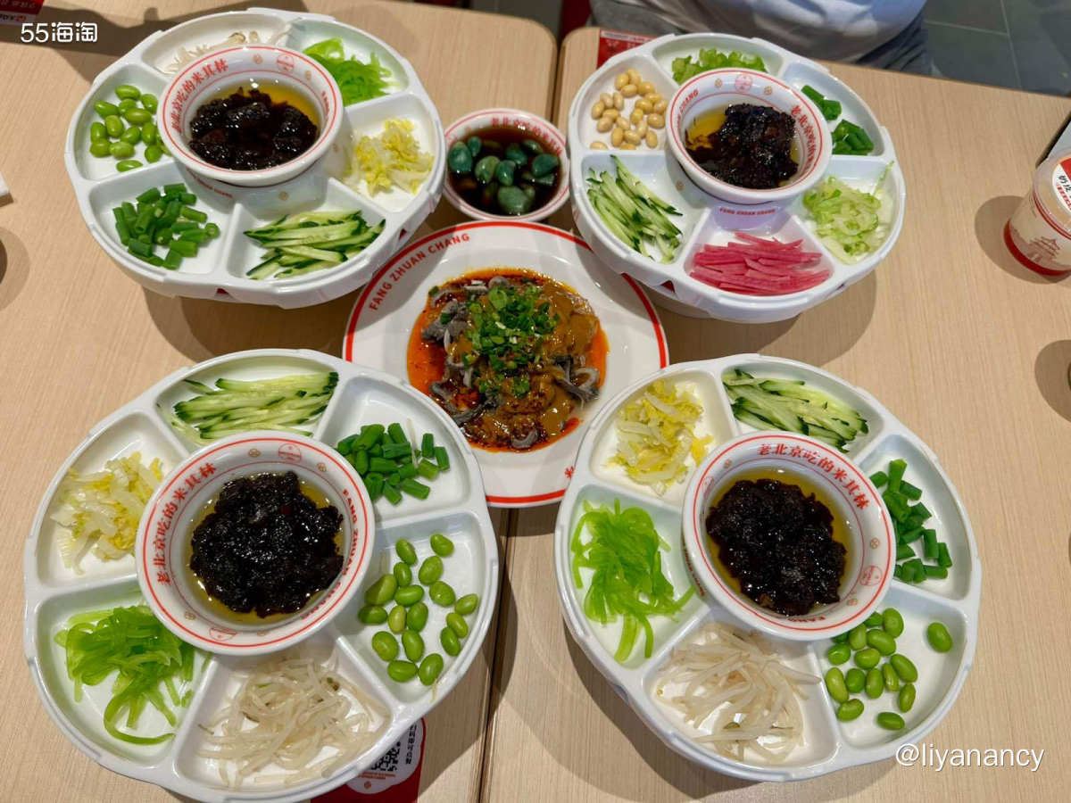 环宇荟楼下新开的方砖厂炸酱面，饭点过去人可太多了，比较好的是