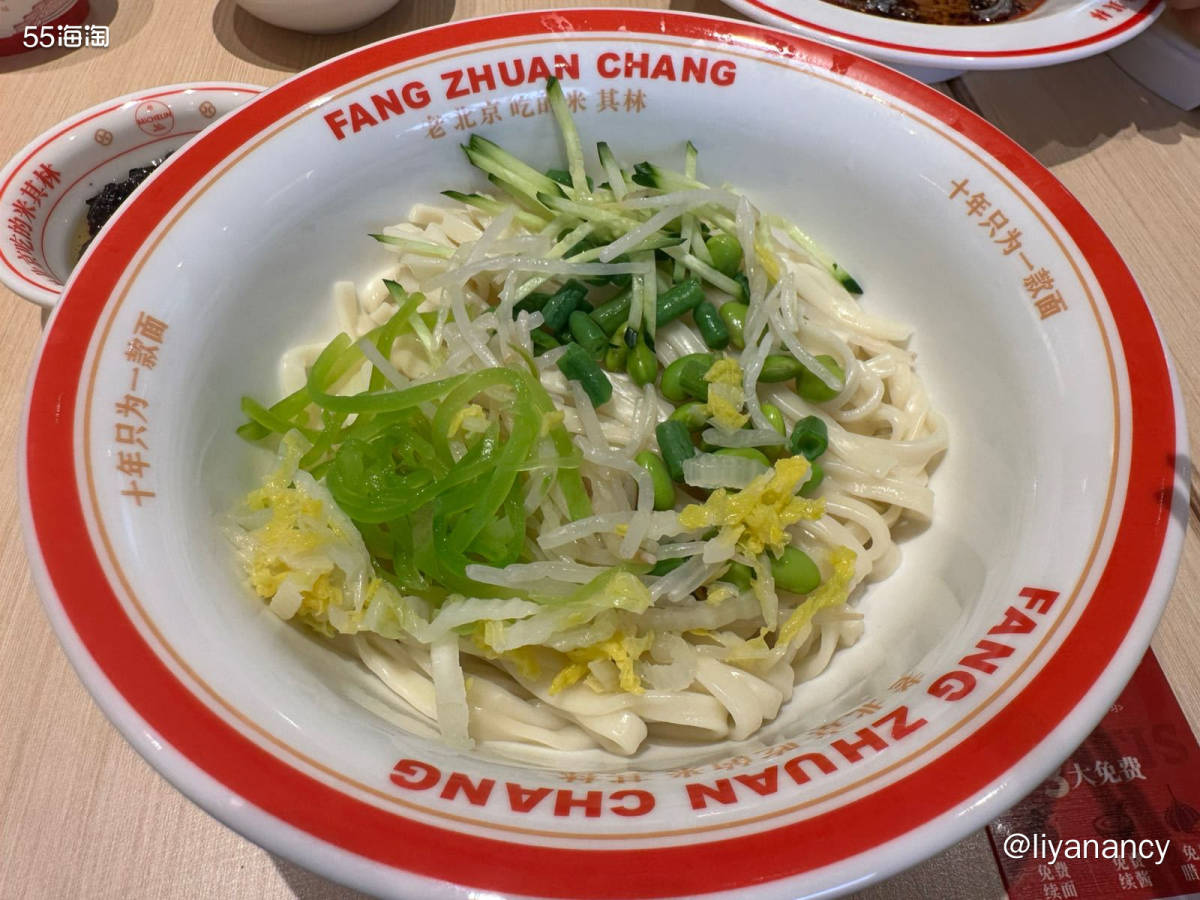 环宇荟楼下新开的方砖厂炸酱面，饭点过去人可太多了，比较好的是
