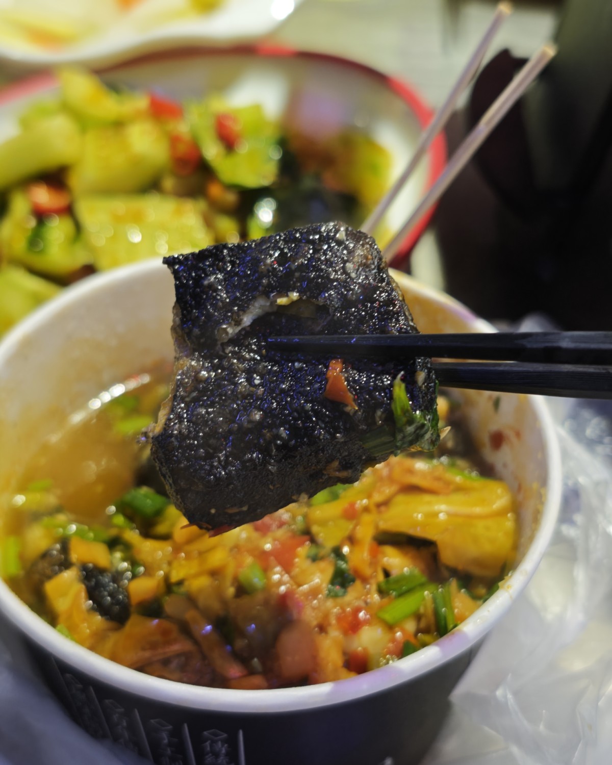 泡椒！烤鱼！店名是:贵鱼·碳火烤鱼·炭烧牛蛙。 这次吃的是传