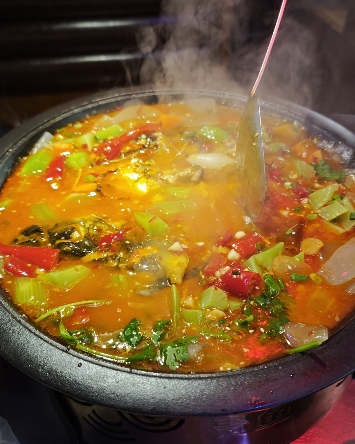 泡椒！烤鱼！店名是:贵鱼·碳火烤鱼·炭烧牛蛙。 这次吃的是传