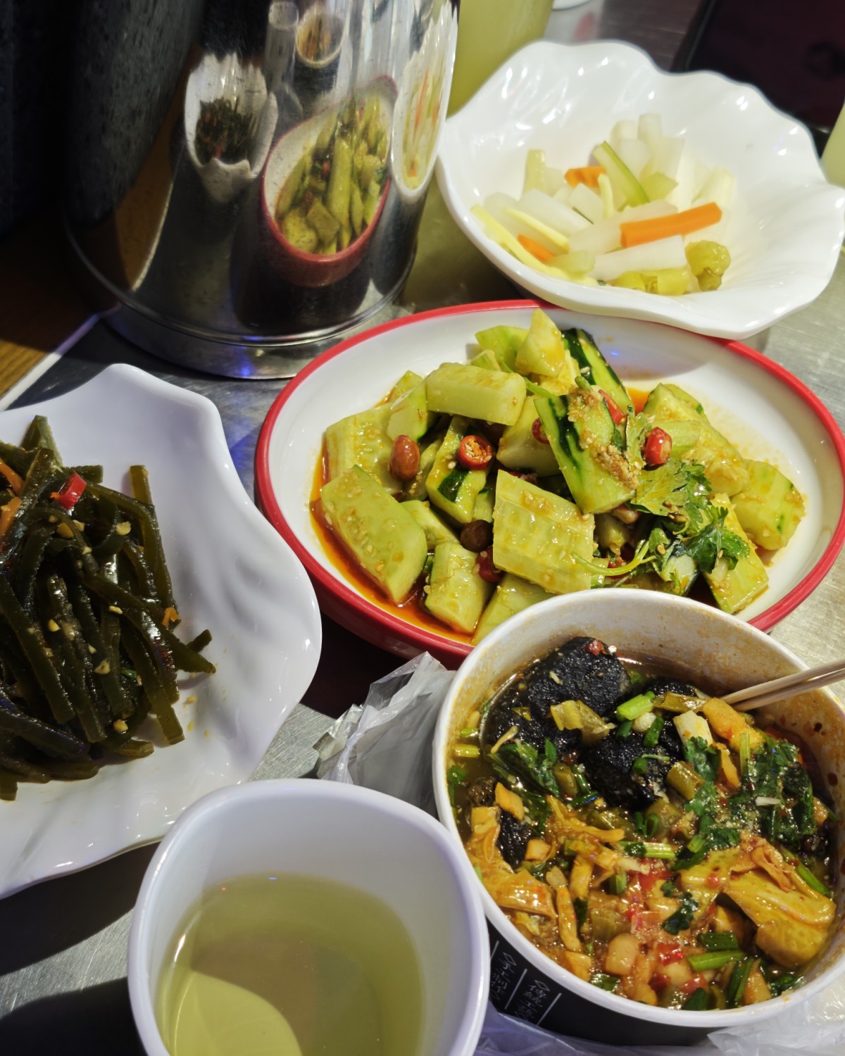 泡椒！烤鱼！店名是:贵鱼·碳火烤鱼·炭烧牛蛙。 这次吃的是传