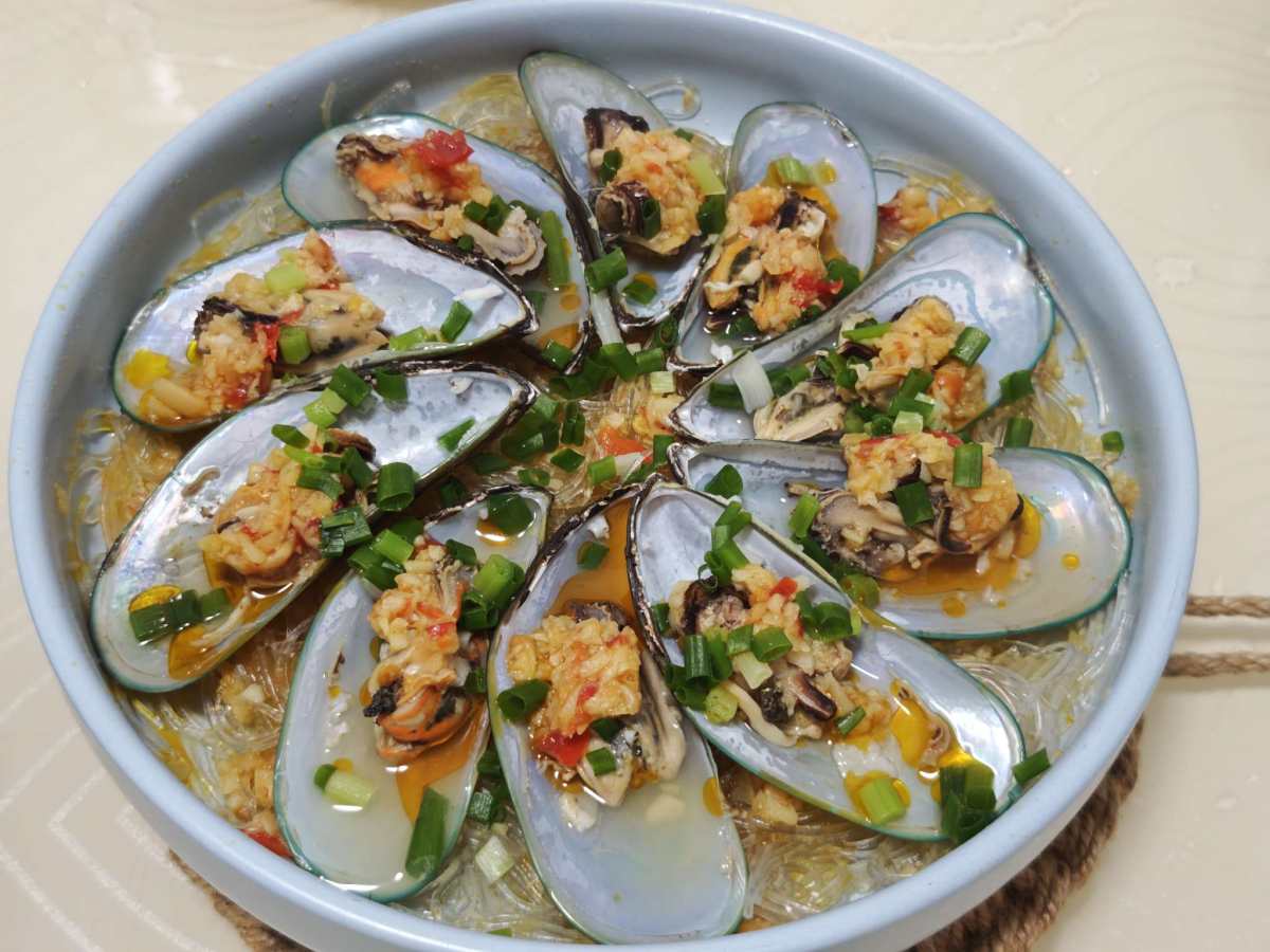 拍照最满意的家常菜！！！ 第一道菜是，清蒸青口粉丝，最上面的