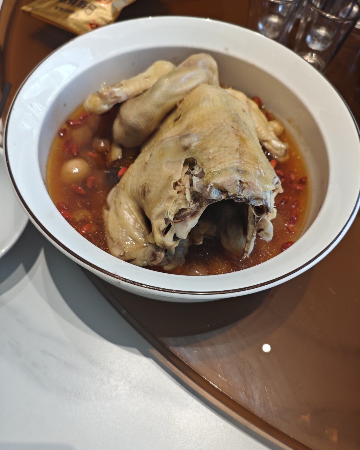 表弟儿子2岁生日，带着我女儿过去吃大餐了，去的地方还是我妈附