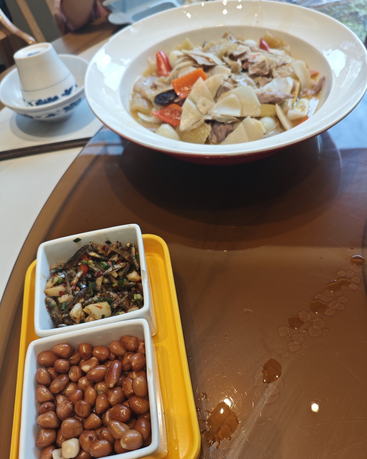 表弟儿子2岁生日，带着我女儿过去吃大餐了，去的地方还是我妈附
